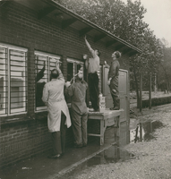 F000215-1 Verenigingsgebouw van de ijsclub T.O.G. (Tot Ons Genoegen) aan de Broedersingel tijdens een opknapbeurt.