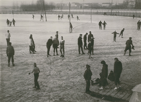 F000215-2 IJsbaan van de ijsclub T.O.G. (Tot Ons Genoegen) aan de Broedersingel.