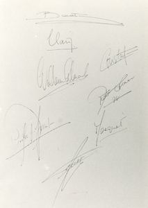 F005423 Handtekeningen van de koninklijke familie in het Album, bevattendehandtekeningen van Vorstelijke Personen die ...