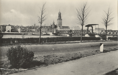 F000097 Het eerste aanzicht van Kampen met de Nieuwe Toren en de IJsselbrug als men met de trein het station binnen rijdt.