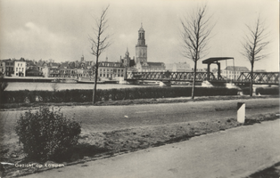 F000097 Het eerste aanzicht van Kampen met de Nieuwe Toren en de IJsselbrug als je met de trein het station binnen rijdt.