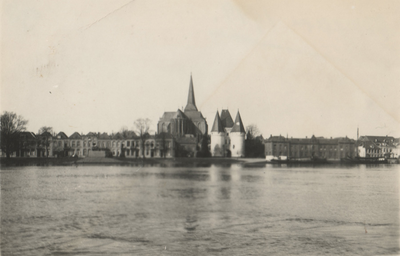 F000098 Centraal op deze foto uit de jaren 30-40 van de 20ste eeuw, de Bovenkerk en Koornmarktpoort.