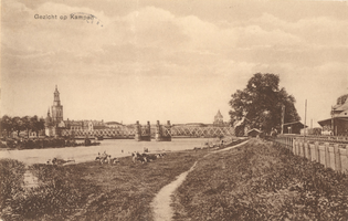F000095 De IJsselbrug in de jaren 20-30 van de vorige eeuw, links de Nieuwe Toren en de kade die reikt tot aan de ...