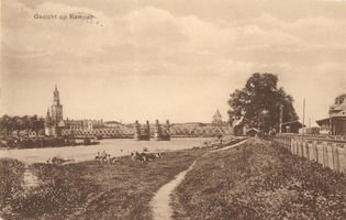 F000095 De IJsselbrug in de jaren 20-30 van de 20ste eeuw, links de Nieuwe Toren en de kade die reikt tot aan de ...