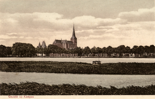 F000093 De IJssekade met de Bovenkerk en de Koornmarktspoort in het begin van de 20ste eeuw.