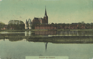 F000094 De IJssekade met de Bovenkerk en de Koornmarktspoort in het begin van de 20ste eeuw.
