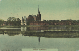 F000094 De IJssekade met de Bovenkerk en de Koornmarktpoort in het begin van de 20ste eeuw.