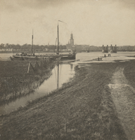 F000096 Een zeil-vrachtschip bevaart de IJssel, op de achtergrond het aanzicht van de stad met de Nieuwe Toren en de ...