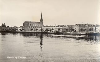 F000100-2 De IJsselkade van Kampen met de Boven- of St. Nicolaaskerk.