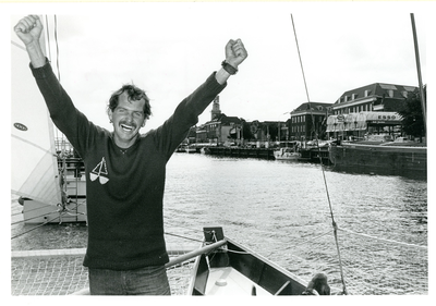 F011074 Zeezeiler Henk de Velde uit IJsselmuiden werd na 7 jaar de wereldzeeën te hebben bevaren, op 7 augustus 1985 ...