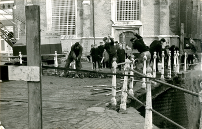 F013373 Werkzaamheden aan de Broederbrug, de man links met gebogen rug is Hendrik van den Belt, geboren 28-10-1932.