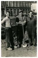 F013374 Werkzaamheden aan de Burgel en kademuren door, links; Mense, geb. 30-05-1932, neef van (midden) Hendrik van den ...