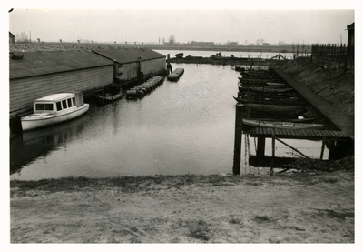 F006366 Aanleg van steigers in de jachthaven van watersportvereniging De Bovenhaven in de Bovenhaven.