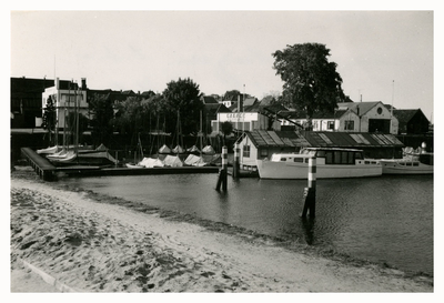 F006367 Aanleg van steigers in de jachthaven van watersportvereniging De Bovenhaven in de Bovenhaven.