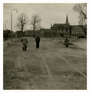 F006368 Aanbrengen van de paklaag van de fundering, afgedekt met zandlaag voor de hoofdrijbaan.