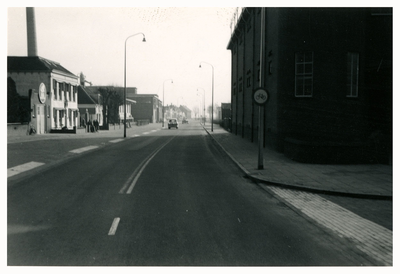 F006379 De IJsseldijk, links de fabrieken van Kanis & Gunnink en de melkfabriek.