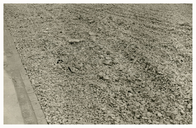 F006381 De onderlaag voor het nieuwe asfaltdek van de IJsseldijk.