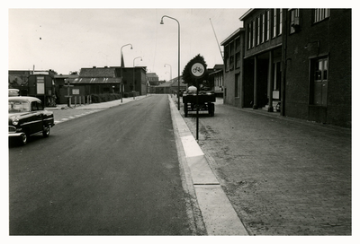 F006385 De IJsseldijk, rechts de voorzijde van melkfabriek LIJEMPF (Leeuwarder IJs en Melk Producten Fabriek).