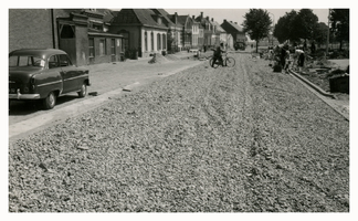 F006389 De onderlaag als fundering voor het nieuwe asfaltdek van de IJsseldijk ter hoogte van de melkfabriek en het ...