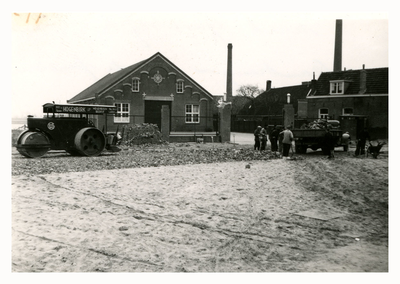 F006362 Aanbrengen van de fundering voor de hoofdrijbaan aan de IJsseldijk voor het gebouw van de oude manege van de ...