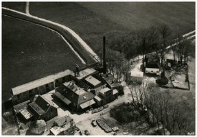F001028 Van Heel's condensed melkfabriek aan de Frieseweg op het Kampereiland in 1928, het gehele complex is afgebroken ...