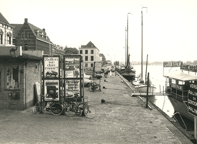 F008844 De situatie aan de IJsselkade omstreeks 1984, de kiosk, de visboot van Reumer en parkeren voor alles wat wielen ...