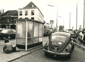 F008842 IJsselkade omstreeks 1984, bij de bushalte kun je ook met de auto parkeren.