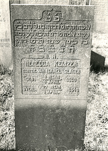F004056 Grafsteen van Rebecca Keijzer, echtgenote van Israël Slager, geboren 4 april/9 Nisan (5)560,overl. 8 april/27 ...