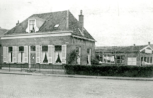 F013404 Woning in de Dorpsstraat in IJsselmuiden.