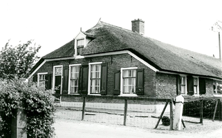 F013405 Boederij aan de Rondeweg in IJsselmuiden.