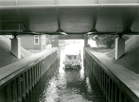 F013406 Plezierjacht vaart door de sluis aan de Frieseweg.