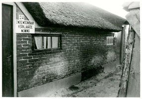 F013407 Onbewoonbaar verklaarde woning aan de Rondeweg nr. 24 in IJsselmuiden.