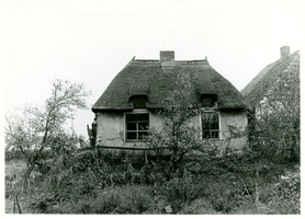 F013408 Onbewoonbaar verklaarde woning aan de Rondeweg nr. 24 in IJsselmuiden.