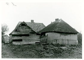 F013410 Onbewoonbaar verklaarde woning aan de Rondeweg nr. 24 in IJsselmuiden.