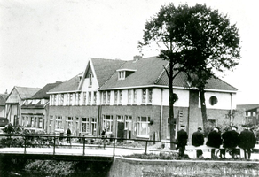 F013413 Bouw van woningen aan de Trekvaart in IJsselmuiden, hier was ook de kazerne van de Rijkspolitie gevestigd. Op ...