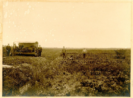 F013418 Bewerking van het land in de kort geleden droog gelegde Koekoekspolder.