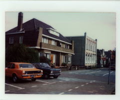 F013420 Woningen aan de Burg. Van Engelenweg in IJsselmuiden, het gebouw ernaast is afgebroken t.b.v. nieuwbouw woningen.