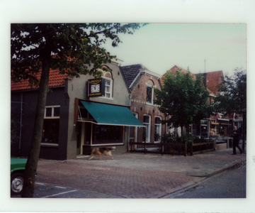 F013423 Woningen en winkels aan de Burg. Van Engelenweg in IJsselmuiden.
