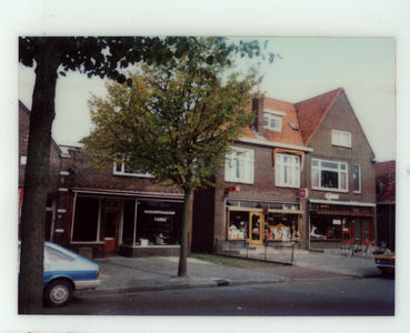 F013424 Woningen en winkels aan de Burg. Van Engelenweg in IJsselmuiden.