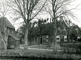 F013392 Voormalige stoomwasserij en woonhuis van de fam. Van der Kamp aan de Frieseweg. Op een kaart uit 1598 is er al ...