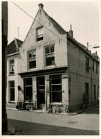 F000190 Winkel/ woonhuis aan de Bovennieuwstraat nr. 27, op de hoek met de Broederstraat. Het pand is in de jaren '60 ...