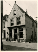 F000190 Winkel/ woonhuis aan de Bovennieuwstraat nr. 128, op de hoek met de Broederstraat. Het pand is in de jaren '60 ...