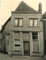 F000342 Voorgevel van de bakkerij Van de Groot in de Buiten Nieuwstraat nr. 73 op de hoek met de Botervatsteeg. Het ...