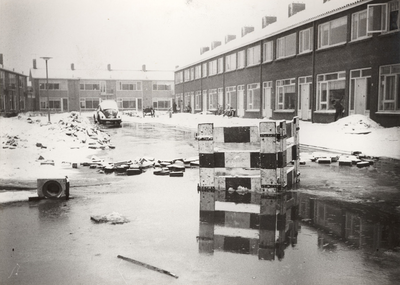 F000266 De besneeuwde Bruynstraat tijdens het aanleggen van de bestrating in het begin van de jaren zestig uit de 20ste ...