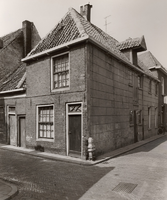 F000267 Pand Buitenhofstraat 1/hoek Botervatsteeg, rechts van de deur een bijzondere stoeppaal (zie volgend fotonummer).