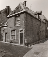 F000267 Pand Buitenhofstraat 1/ hoek Botervatsteeg. Rechts van de deur een bijzondere stoeppaal (zie fotonummer 000268).