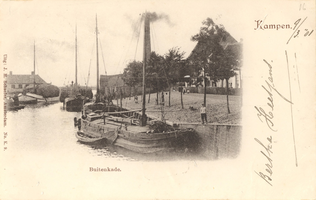 F000274 De oude Buitenhaven en Buitenkade. De schoorsteen behoort toe aan de stoom-stropapierfabriek die in 1854 is gebouwd.