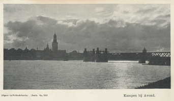 F000083 Een bijna silhouet van het aanzicht van Kampen met de brug, de Nieuwe Toren en rechts de Buitenkerktoren.