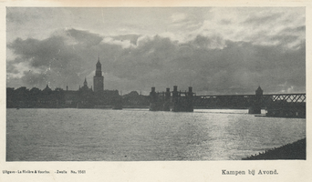 F000083 Een bijna silhouet van het aanzicht van Kampen met de brug, de Nieuwe Toren en rechts de toren van de ...