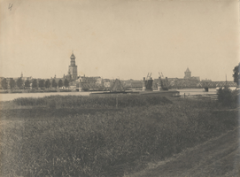 F000084 Het aanzicht van de stad Kampen als men aankomt met de trein uit Zwolle, li. de Nieuwe Toren en re. de Buitenkerk.